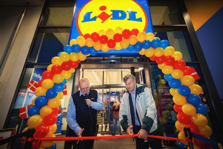 Butikschef Benjamin Bohn og borgmester i Fredensborg Kommune, Thomas Lykke Pedersen, klippede snoren og erklærede sammen Lidls nye butik i Kokkedal for åben.