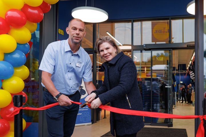 Butikschef Stefan Olsen og borgmester i Greve Kommune, Pernille Beckmann, klippede snoren og erklærede sammen Lidls tredje butik i Greve for åben.