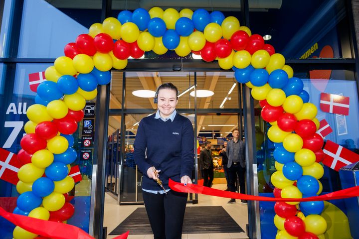 Butikschef Aviaja klippede snoren og erklærede Lidls nye butik i Aarhus N for åben.