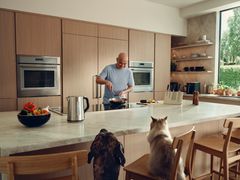 Sammen med køkken- og husholdningsbrandet SILVERCREST viser Andre Agassi, hvordan effektiv teknologi kan gøre hverdagen lettere.