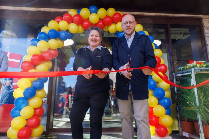 Der var festlig stemning og højt humør, da butikschef Pia Laursen og rådmand Jesper Kjeldsen (S) klippede snoren til Lidls tiende butik i Aarhus.