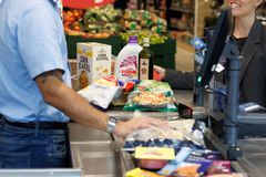 Lidl sænker prisen fast på over 100 nye varer, så kæden nu har over 300 varer i sortimentet til fast lav pris.