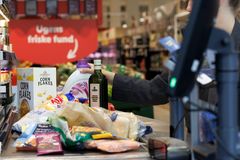 Lidl sænker prisen fast på over 100 nye varer, så kæden nu har over 300 varer i sortimentet til fast lav pris.