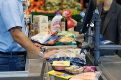 Lidl sænker prisen fast på over 100 nye varer, så kæden nu har over 300 varer i sortimentet til fast lav pris.