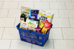 Lidl sænker prisen fast på over 100 nye varer, så kæden nu har over 300 varer i sortimentet til fast lav pris.