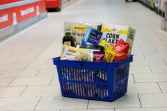 Lidl sænker prisen fast på over 100 nye varer, så kæden nu har over 300 varer i sortimentet til fast lav pris.