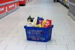 Lidl sænker prisen fast på over 100 nye varer, så kæden nu har over 300 varer i sortimentet til fast lav pris.