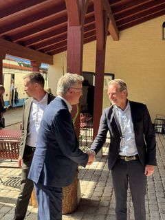 Fødevareminister Jacob Jensen (V) hilses velkommen af adm.direktør i Landbrug & Fødevarer, Morten Boje Hviid på Aggersvold Gods, hvor en del af ministermødet foregår.