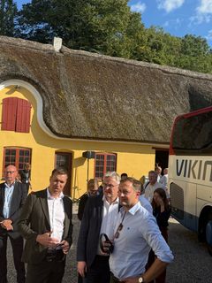 Fra venstre: Søren Søndergaard, formand i Landbrug & Fødevarer og Javob Jensen, fødevareminister og Christophe Hansen, EU's landbrugskommisær