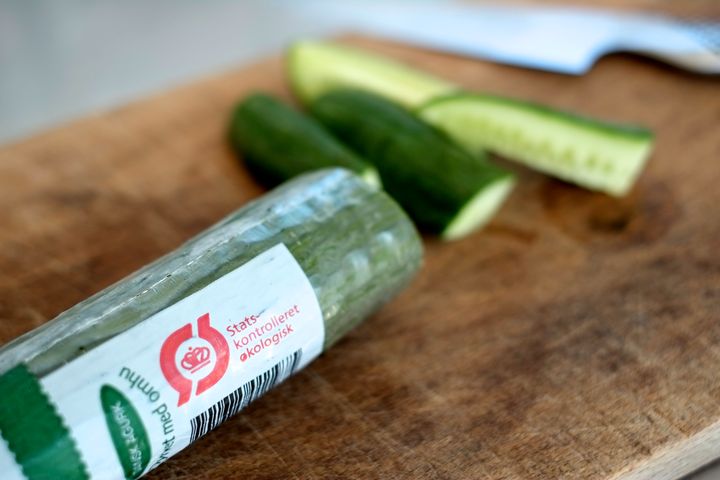 Danmark har hidtidig indtaget førstepladsen som verdens bedste i økologisk forbrug siden årtusindeskiftet. Men nu må danskerne se sig slået af Schweiz. Der skal politisk opbakning til, hvis målet om flere økologiske arealer skal nås, siger øko-chef i L&F.