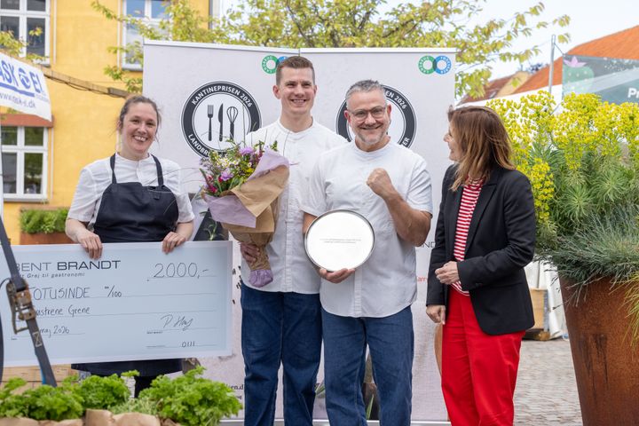 Vinderne af Kantineprisens cook off-konkurrence 2026. Teamet fra Søstrene Grenes kantine i Taghaven, sammen med Mette Gammicchia, afdelingsleder, Marked, Fødevarer & Gastronomi ved Landbrug & Fødevarer. Foto: Morten Beck, Marketing Media.
