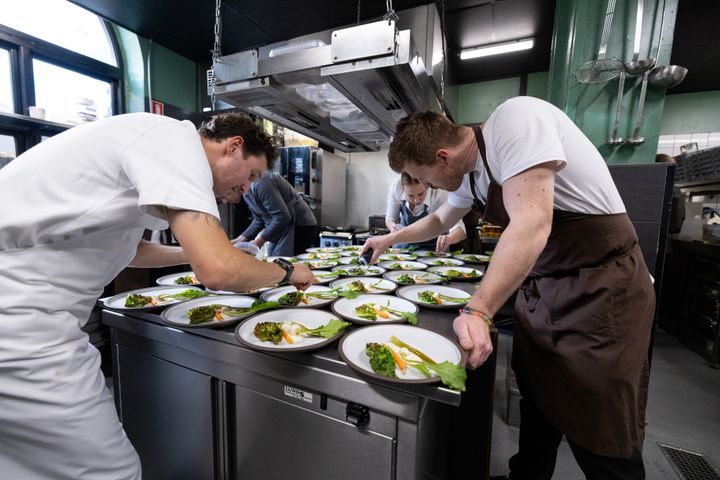 Hvad sker der, når nogle af Danmarks bedste kokke får frie hænder til at vise, hvad grøntsager kan? Det spørgsmål blev besvaret onsdag aften på Michelin-restauranten Domestic i Aarhus.