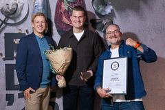 Billede: Vinderteamet fra Søstrene Grene, Kantinen i Taghaven. Sammen med Anders Nicolajsen, chef for Foodservice & Gastronomi, Landbrug & Fødevarer og ansvarlig for Kantineprisen 2026.