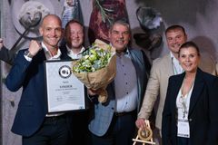 Bo Otzen, distriktchef, med team fra Netto. Sammen med Katrine Dahl Pind, Chefkonsulent, Landbrug & Fødevarer og prisansvarlig for Frugt-og Grøntprisen 2026.