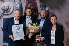Nicolai Bille Horsner, kategoridirektør for Frugt, Grønt og Blomster, med team fra COOP Danmark. Sammen med Katrine Dahl Pind, Chefkonsulent, Landbrug & Fødevarer og ansvarlig for Frugt-og Grøntprisen 2026