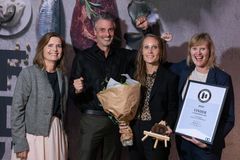 Vinderbillede, Mejeriprisen, super-/hypermarkeder, MENY. Kristine Pilgaard, kommerciel Direktør med team fra MENY, sammen med Mette Gammicchia, afdelingschef, Landbrug & Fødevarer og ansvarlig for Mejeriprisen
