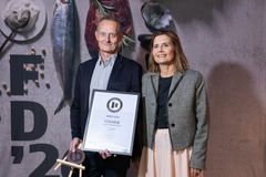 Vinderbillede, Mejeriprisen, Discount, Rema 1000. Torben Lund, kategorichef, Rema 1000, sammen med Mette Gammicchia, afdelingschef, Landbrug & Fødevarer og ansvarlig for Mejeriprisen.