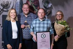Slagtermester Lars Olesen og teamet fra Fru Møller Slagteren i Odder. Sammen med Eva Kunnerup Mohrsen, chefkonsulent, Landbrug & Fødevarer og ansvarlig for Slagter-og Delikatesseprisen 2026.