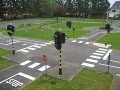 ”Markeringerne kan danne alt fra hinkeruder og taltabeller til alfabetspil, trafikbaner og verdenskort. I et enkelt tilfælde har vi også citeret fra historien om ”Den lille prins” i en skolegård. Det er sådan set kun fantasien, der afgør, hvilken bevægelse med faglig læring, fx i dansk, matematik eller trafikforståelse, man opnår,” siger Johnny Damm.