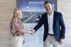 Ingrida Aleksonė fra GATAS og Grzegorz Baginski fra Saferoad Group besegler aftalen om at Saferoad Group køber GATAS.