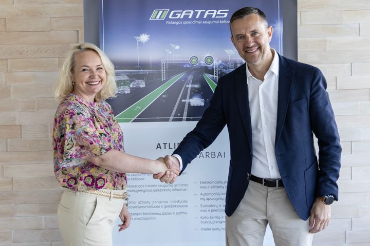 Ingrida Aleksonė fra GATAS og Grzegorz Baginski fra Saferoad Group besegler aftalen om at Saferoad Group køber GATAS.