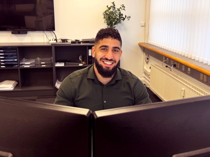 Omar Dakhalas fokus lige nu er at lære og suge til sig af kollegers arbejdsmetoder og erfaringer. Han håber, at han med tiden kan være med til at optimere arbejdsprocesserne.