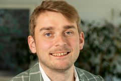 ”Det er positivt, at så mange lokalpolitikere på tværs af alle partier skrev under på Vejløftet, og vi håber nu at se flere investeringer i vedligeholdelse af de kommunale veje. Ellers risikerer vi bare, at efterslæbet bliver endnu større,” siger Emil Ipsen fra Vejforeningen.