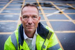 ”Vi håber, at kommunalpolitikerne husker at prioritere opgaven med at holde veje og cykelstier i god stand, og vi er klar til at stille vores mangeårige erfaring og ekspertise til rådighed for at forbedre tilstanden og dermed sikkerheden på de kommunale veje,” siger Jesper Wraae-Bess fra Saferoad Services.