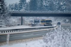 "Når vinteren slipper sit tag, ser vi frem til at opfriske vejene med nye striber – men den hårde vinter og det øgede slid betyder også, at der kan være øgede omkostninger til kørebaneafmærkning," siger adm. direktør Jesper Wraae-Bess.