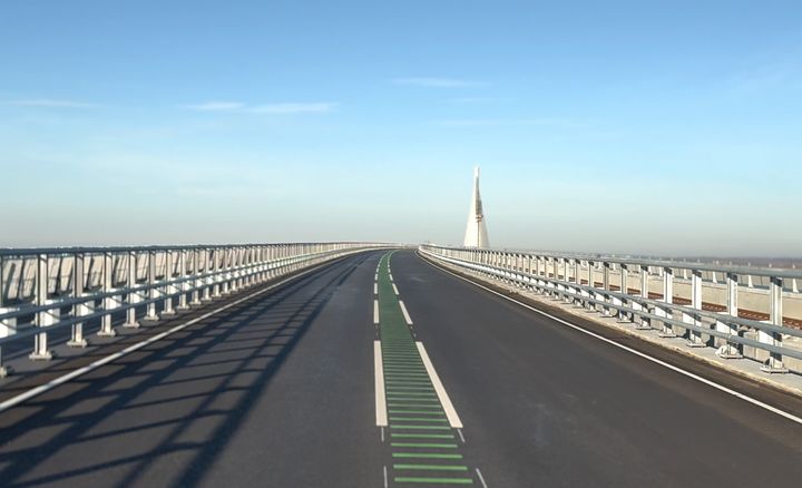 Saferoad Services har stået for at lave alle kørebaneafmærkningerne på den nye Storstrømsbro (Dronning Margrethe II’s Bro). Det gælder både på kørebanen og på gang- og cykelstien. Afmærkningerne består af flade hvide kantlinjer og midterlinjer med grønne rumle- og varslingslinjer, som adskiller de to vejbaner.