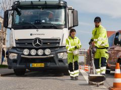 Valdemar Stefanovič og Kaja Rynasiewicz er ikke bange for at prøve noget nyt. Derfor er parret også blandt de første til at arbejde med Saferoad Services’ nyeste produkt, PaveSmart, som er en overfladebelægning, der visualiserer brosten, kantsten og andre former for flisebelægning direkte på et underlag af asfalt eller beton.