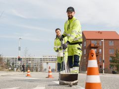”Når vi kommer ud på en motorvej med helt ny asfalt uden markeringer, kan man se, at bilisterne er usikre. Når vi er færdige efter en nats arbejde, er der igen skabt orden og tryghed. Det giver en stor tilfredshed at se, hvordan vores arbejde direkte øger trafiksikkerheden,” fortæller Valdemar Stefanovič.