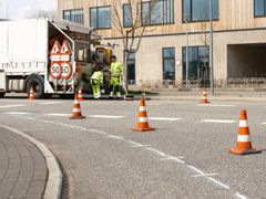 Valdemar Stefanovič og Kaja Rynasiewicz fungerer som et fast team, der løser opgaver, som skal udføres manuelt. Det dækker alt fra p-pladsmarkeringer og opmærksomhedsfelter ved højresving til de mest avancerede markeringer.