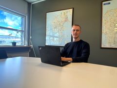 ”Arbejdet hos Saferoad Services tiltrækker mig meget, fordi det resulterer i et fysisk resultat. Jeg kan gå ud og se, at mine kolleger på vejen udfører det arbejde, jeg har beskrevet – hvilket er ret fedt,” siger Erik H. B. Paulsen.