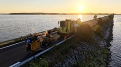 "Trafikken er altid en udfordring, når vi lægger kørebaneafmærkning på vejene. Vi er nødt til at spærre arbejdsområdet af, mens vi arbejder, og det påvirker naturligvis trafikanterne. Derfor planlægger vi så vidt muligt arbejdet uden for myldretiden. Faktisk foregår omkring 95 procent af vores arbejde om natten," siger Jens-Peter Bargisen, Saferoad Services.