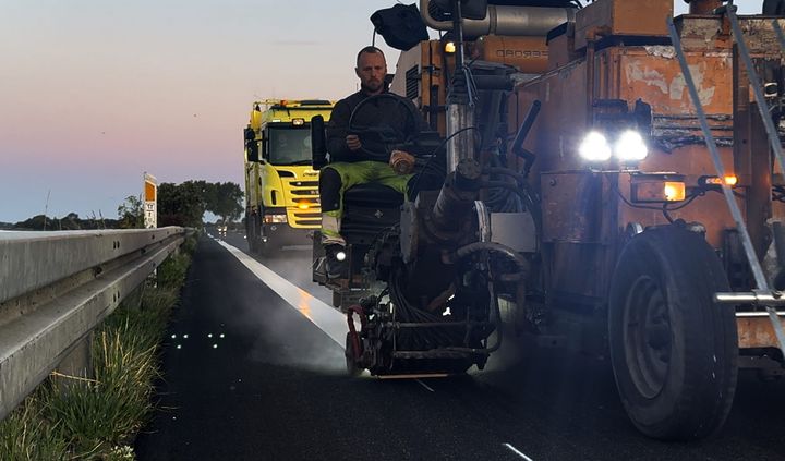 Opgaven på Bogø omfattede etablering af nye kantlinjer og delelinjer på den cirka fem kilometer lange vejstrækning mellem Bogødæmningen og Farøbroen. Selve arbejdet blev udført over fire dage.