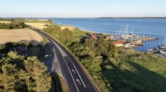 Ifølge Vejdirektoratet hjælper vejmarkeringer trafikanterne med at orientere sig ved at vise vejens forløb, varsle ændringer og understøtte informationen fra trafiktavler.