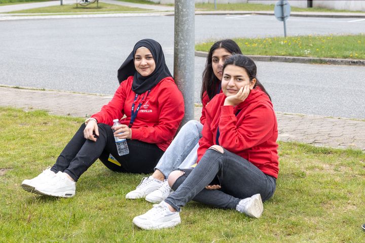 Flygtninge fra den internationale klasse på Billund Ungdomsskole er også med som frivillige til Skole OL-finalen. Foto: Skole OL