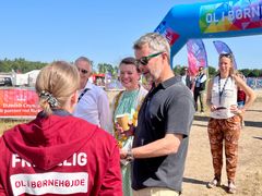 Kronprinsen mødtes med nogle af de mange frivillige ved Skole OL-finalen