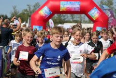 Der var fart over feltet og fyldt med glade børn, da Skole OL-finalerne løb af stablen i Travbyen i Børnenes Hovedstad, Billund. Foto: Skole OL