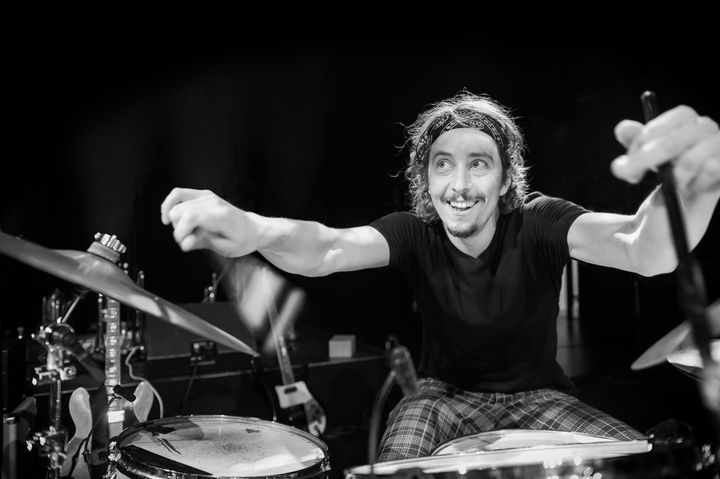 Hvor kommer trommerne egentlig fra? Og hvordan blev de til et trommesæt? Må man slå på trommer i en biograf, og hvad har det med jazz at gøre? ’En FanJAZZtisk Trommerejse’ er en musikalsk mættet koncert, der fortæller trommernes og jazzmusikkens historie hele vejen fra Afrikas savanne til New Yorks asfaltjungle. Foto: Niels Linneberg