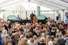 I 2022 var festugeteltet på Nørre Torv i Grindsted fyldt med glade børn fra hele kommunen. Successes gentages med endnu en spændende jazzkoncert for børn. Koncerterne sker i samarbejde mellem Billund Kommune, Grindsted Festuge og Jazz i Trekanten og er en del af Trekantområdets Festuge.
