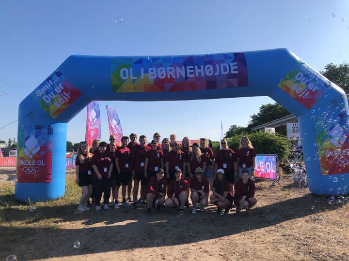 Under sommerens Skole OL-finale var en gruppe pædagogstuderende med som pædagogiske frivillige. Foto: Katrine Bertelsen