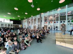 På Sdr. Omme Skole var alle elever samlet for at hylde de elever, der havde været frivillige under sommerens Skole OL-finale.