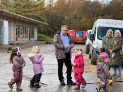 Formand for Børne- og Familieudvalget i Billund Kommune, Bjarne Larsen (V), takkede arkitekter, ingeniører, håndværkere, rådgivere, byggepladsansvarlige samt børnehavens børn og voksne, for deres aktive deltagelse i byggeprocessen. Foto: Billund Kommune.