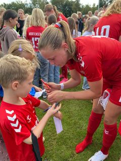 Lokalebørn mødte U16-landsholdspillerne efter kampen. Der blev skrevet autografer og givet highfives.