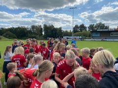 Der var rift om autograferne efter U16 kvindelandholdet mødte Schweiz i en venskabskamp på Billund Stadion. De mange lokale børn og unge havde forud for kampen deltager i en række fodboldaktiviteter med DBU instruktører.