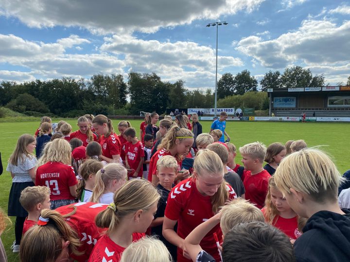 Der var rift om autograferne efter U16 kvindelandholdet mødte Schweiz i en venskabskamp på Billund Stadion. De mange lokale børn og unge havde forud for kampen deltager i en række fodboldaktiviteter med DBU instruktører.