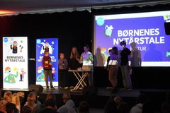 To hold var på scenen for at quizze i børnerettigheder, med hjælp fra hver sin halvdel af publikum.