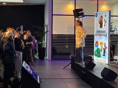 Værten Sofie Østergaard lavede 'powerpose' sammen med børnene mens de læste deres fælles tale op.